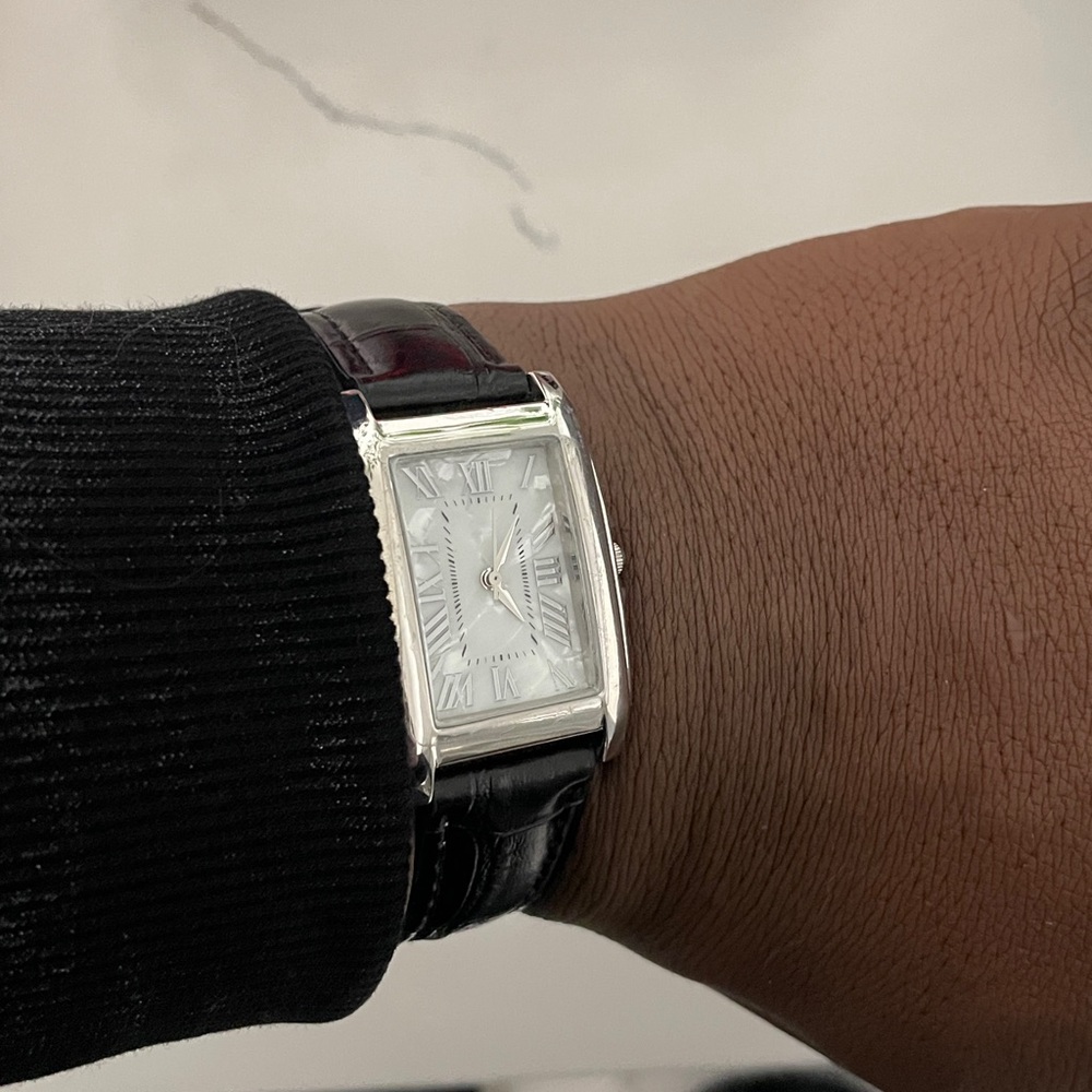 Elegant Black Leather Strap Watch - Picture 2 of 4